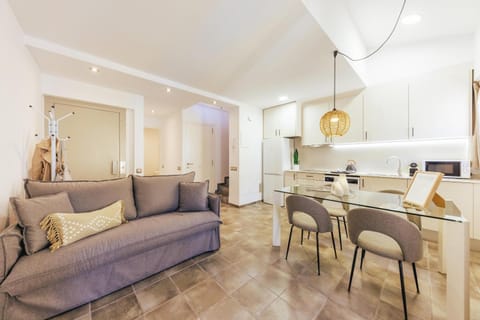 Kitchen or kitchenette, Living room, Seating area, Dining area