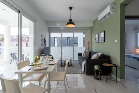 TV and multimedia, Living room, Seating area, Dining area, air conditioner