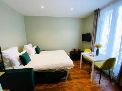 Bed, TV and multimedia, Living room, Photo of the whole room, Seating area, Bedroom, hair dresser