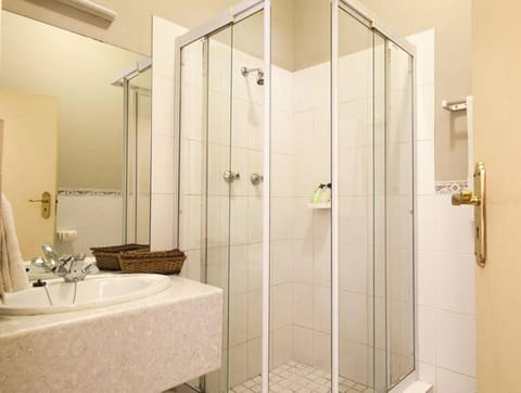 Shower, Bathroom, towels