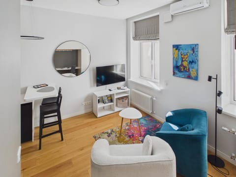 TV and multimedia, Living room, Photo of the whole room, Seating area, Dining area, Bedroom, air conditioner