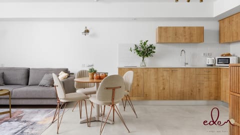 Kitchen or kitchenette, Living room, Seating area, Dining area, minibar, stove