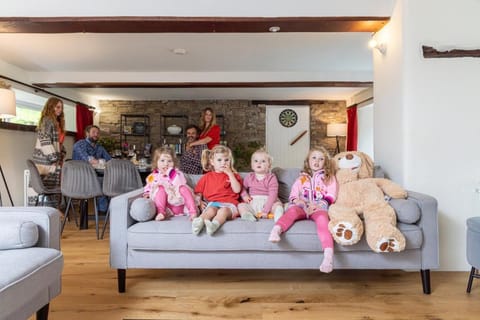 River Fishing I Hot tub I Games Room I PetFriendly Villa in Macclesfield