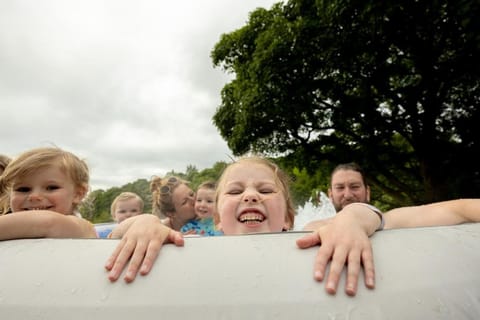 River Fishing I Hot tub I Games Room I PetFriendly Villa in Macclesfield