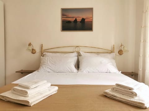 Bed, Bedroom, towels