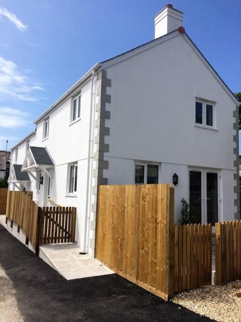 Property building, Patio, Parking