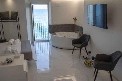 Bed, Hot Tub, TV and multimedia, Living room, Bedroom, Bath