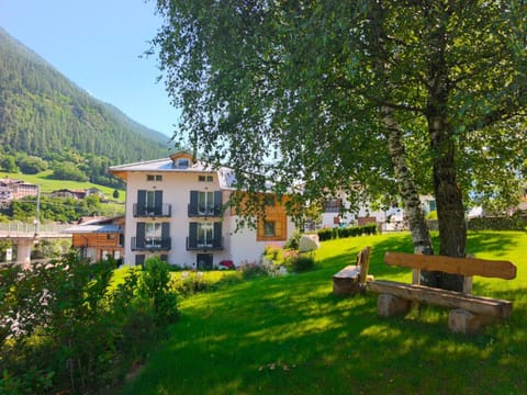Property building, Summer, Garden, Area and facilities