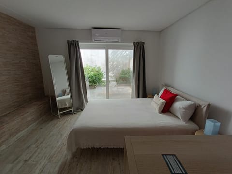 Bed, Bedroom, air conditioner