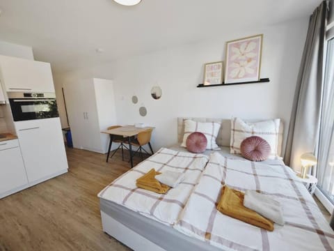 Bed, Kitchen or kitchenette, Photo of the whole room, Bedroom