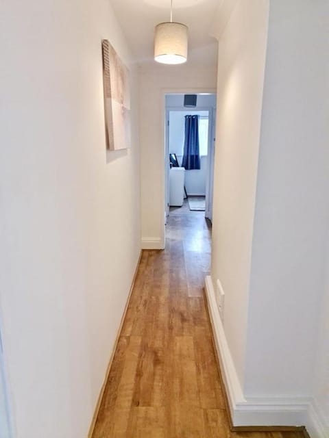2 Bed Spacious Apartment, Sleeps 4, Free Wifi, Free Parking, Amenities Nearby, Good Transport Links Nearby, Contractors and Holidays Apartment in Harlow