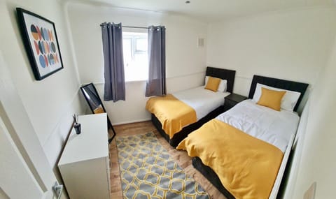 2 Bed Spacious Apartment, Sleeps 4, Free Wifi, Free Parking, Amenities Nearby, Good Transport Links Nearby, Contractors and Holidays Apartment in Harlow