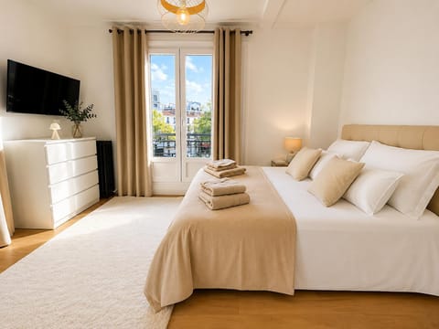 Bed, TV and multimedia, Photo of the whole room, Bedroom, towels