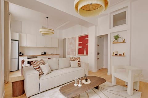 Kitchen or kitchenette, Living room, Seating area, Dining area, oven