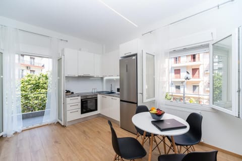 Kitchen or kitchenette, Dining area, minibar, oven, pet friendly, stove