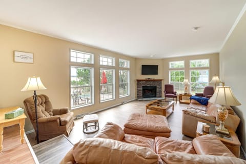 Pet-Friendly Checotah Home with Deck and Lake Views! House in Eufaula