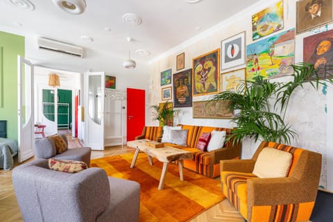 Communal lounge/ TV room, Bed, TV and multimedia, Living room, Seating area, air conditioner