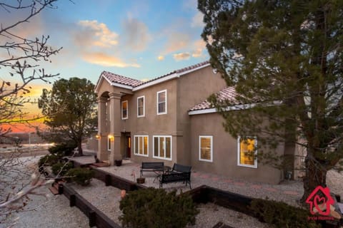 Sandia Sunsets- 8 minutes to Balloon Fiesta Park House in Nor Este