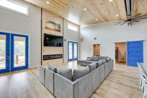 Riverfront Caddo Shack Home with Views and Fire Pit House in Glenwood