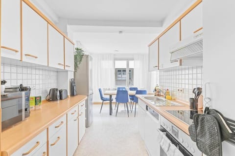 Kitchen or kitchenette, Dining area, dishwasher, minibar, pet friendly, stove