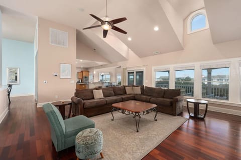 WH401 Ray and TD's House in Corolla