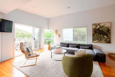 TV and multimedia, Living room, Decorative detail, Seating area
