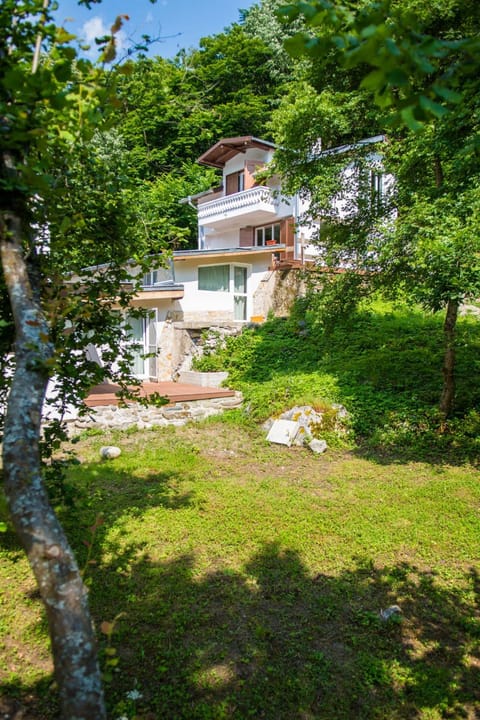 Стаи за гости в Ритрийт Център "Светлина Мир Любов" Guest rooms in Light Peace Love Center Bed and Breakfast in Blagoevgrad Province