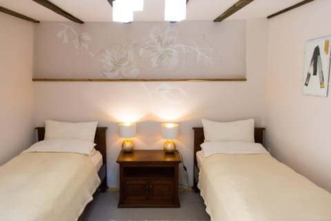 Стаи за гости в Ритрийт Център "Светлина Мир Любов" Guest rooms in Light Peace Love Center Bed and Breakfast in Blagoevgrad Province