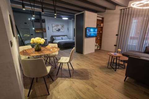 TV and multimedia, Living room, Seating area, Dining area
