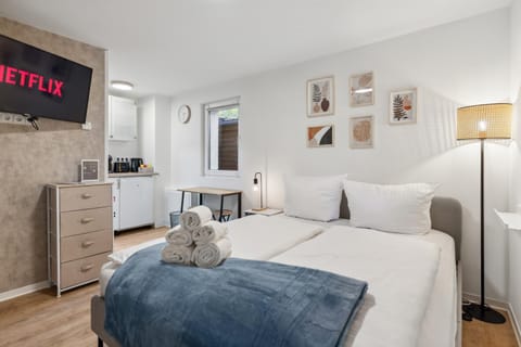 Bed, TV and multimedia, Photo of the whole room, Bedroom
