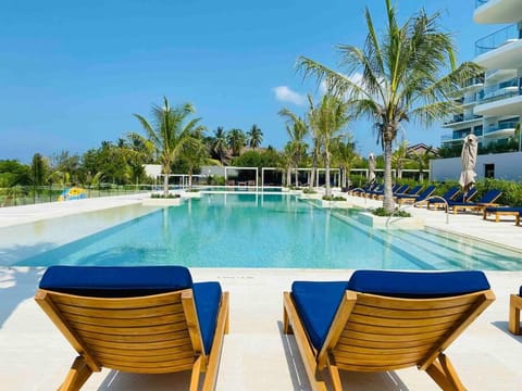 Pool view, Swimming pool, sunbed