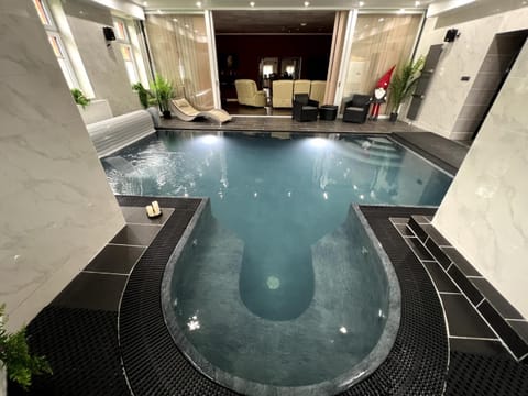 Swimming pool, Swimming pool