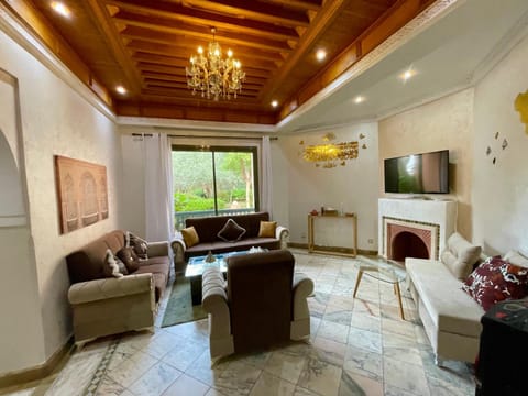 Communal lounge/ TV room, TV and multimedia, Living room, Seating area, Evening entertainment