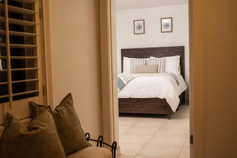 Bed, Living room, Photo of the whole room, Bedroom