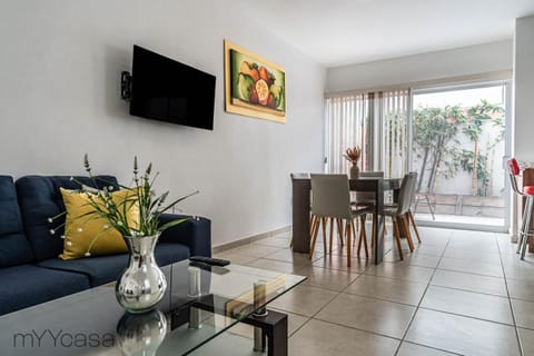 TV and multimedia, Balcony/Terrace, Living room, Decorative detail, Dining area