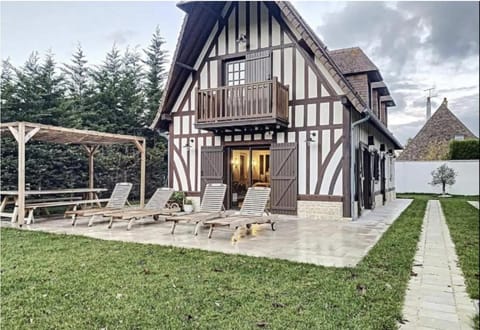 Property building, Patio, Day, Garden, Garden view, sunbed