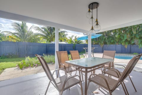 Chic Florida Retreat with Pool, Patio and Gas Grill! House in Wilton Manors