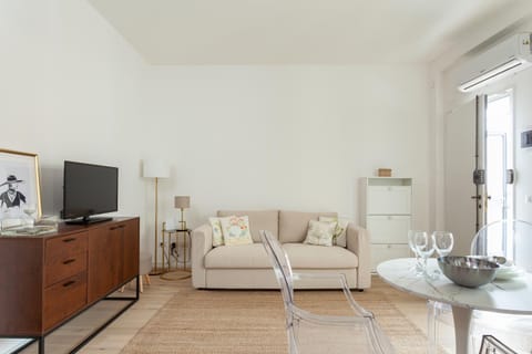 TV and multimedia, Living room, Seating area, Dining area, air conditioner