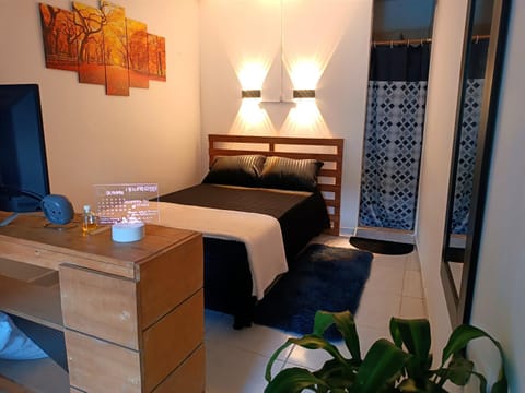 Bed, TV and multimedia, Bedroom