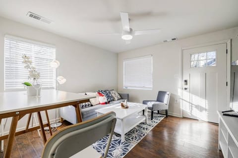 Seating area, Dining area, fireplace