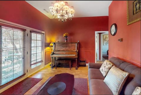 The Grand Suite - Tradewinds Apartment in Eureka Springs