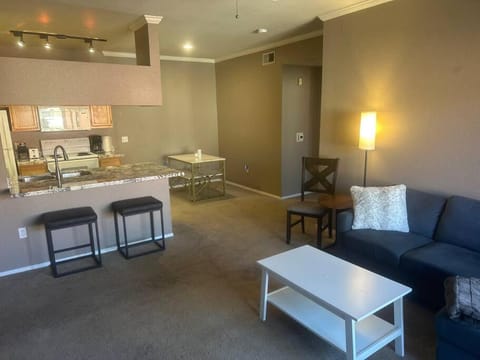 Cozy Condo in Gated Community with Pool by PHX Airport, Tempe, and Old Town Apartment in Tempe