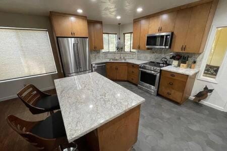 Creekside Suite Sleeps 2 Creek frontage Bbq House in Oakhurst