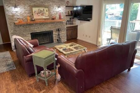 Creekside Suite Sleeps 2 Creek frontage Bbq House in Oakhurst