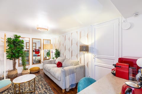 Modern Apartement Grand Paris, TV Salon, Sharing Garden, Villa des Ammonites Apartment in Paris