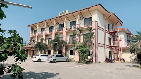 Property building, Day, Neighbourhood, Street view, Location, Parking