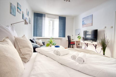 Bed, TV and multimedia, Living room, Photo of the whole room, Seating area, Bedroom