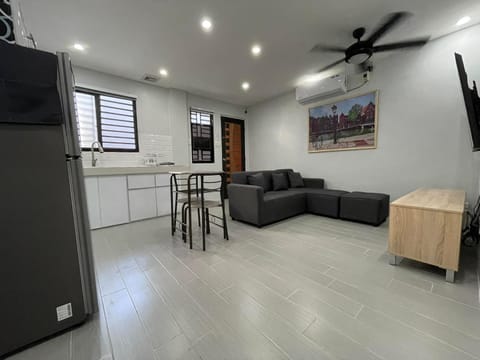 TV and multimedia, Kitchen or kitchenette, Living room, Seating area, Dining area, fireplace