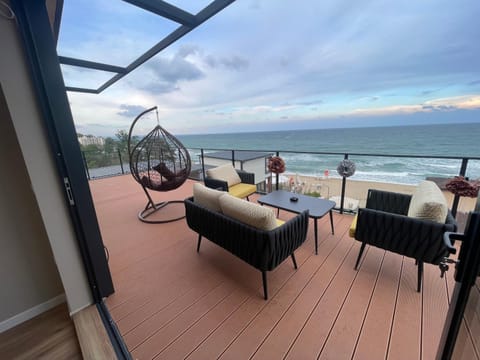 Natural landscape, View (from property/room), Balcony/Terrace, Living room, Seating area, Beach, Sea view