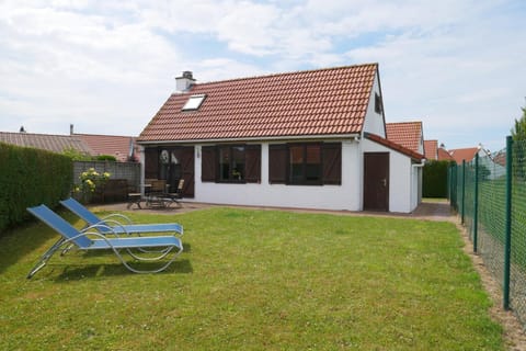 Property building, Spring, Day, Garden, Garden view, sunbed